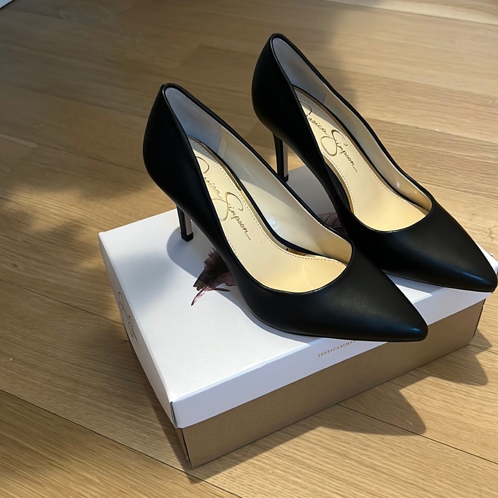 Jessica Simpson black pumps